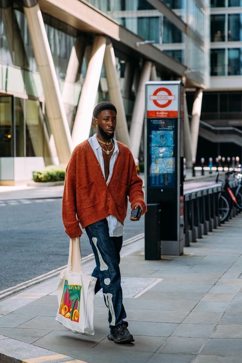 Street Style 2023 Trends Men, Men’s Fashion Week 2023, Menswear Street Style 2023, Vogue Street Fashion, Spring Street Style Men, Mens Fashion Spring 2023, Mens Street Style 2023, Cool Street Fashion 2023, Spring Streetwear Outfits Men