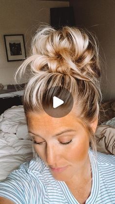 Dressy Messy Bun, Medium Length Hair Updos Easy Casual, How To Do Messy Buns Step By Step, Easy Messy Updos For Long Hair, Messy Space Buns Long Hair, How To Messy Bun Long Hair, Short Hair Buns Messy, How To Do The Perfect Messy Bun, Messy Bun Thick Hair Tutorial