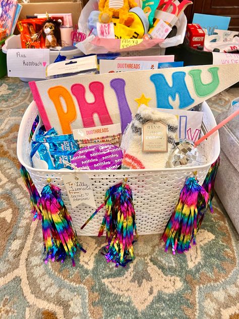 Sority Gift Baskets, Bid Day Gifts Sorority, Big Little Letters Note, Phi Mu Big Little Baskets, Big Lil Baskets Ideas, Sorority Gift Baskets Big Little Ideas, Big Little Box Reveal Ideas, Big Little Bed Decorating, Big Little Reveal Basket