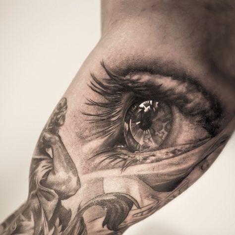 The Incredible Eye | The Top Tattoo Designs Of 2013 According To Pinterest Eye Tattoo On Arm, Realistic Eye Tattoo, Pony Boy, Eye Tattoos, Hyper Realistic Tattoo, Kunst Tattoos, Geniale Tattoos, Realistic Eye, 3d Tattoos