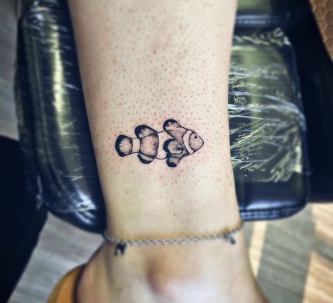 Nemo Fish Tattoo, Clown Tattoo Simple, Small Clown Tattoo, Clownfish Tattoo Black, Clownfish Tattoo, Clown Fish Tattoo Black And White, Simple Clown Tattoo Outline, Clown Fish Tattoo, Stick N Poke Tattoo