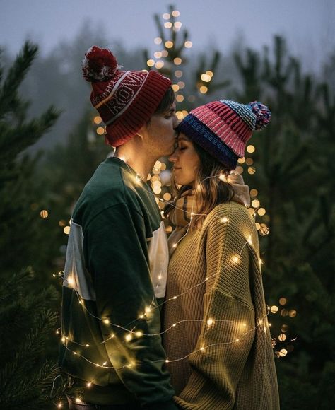 Christmas Family Photo Ideas, Couples Holiday Photos, Christmas Lights Photoshoot, Couples Xmas, Shooting Photo Couple, Christmas Engagement Photos, Winter Couple Pictures, Couple Photography Winter, Christmas Tree Farm Photos