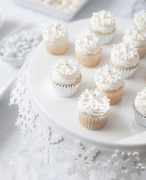 White Christmas Desserts, White Dessert Tables, Christmas Dessert Table, White Desserts, Cake Mini, Winter Wonderland Baby Shower, Holiday Cupcakes, Torte Cupcake, White Cupcakes