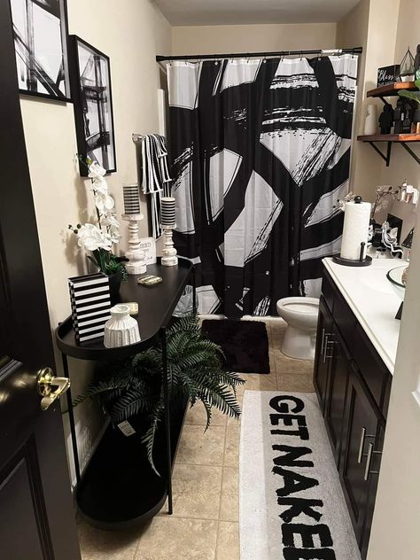 Apartment Bathroom Decor Ideas Black And White, Black And White Bathroom Ideas Apartment, Black Wall Decor Bathroom, Black And White Bathroom With Plants, All Black Bathroom Ideas Decor, Black Bathroom Color Schemes, Black And Grey Apartment, Black And White Bathroom Color Schemes, Grown Woman Bathroom Ideas