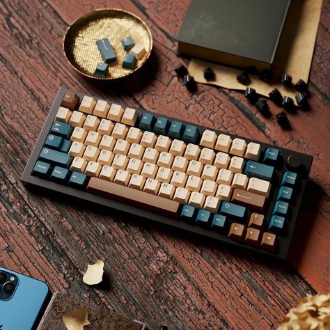 Earth Tone Pc Setup, Custom Keyboard Ideas, Custom Keyboard Aesthetic, Cool Keyboards, Mechanical Keyboard Aesthetic, Keyboards Aesthetic, Custom Keyboard Keycaps, Wooden Keyboard, Blue Samurai