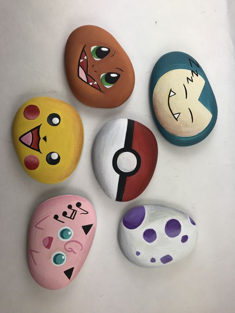 Pokémon rocks Pokemon Ideas Diy, Easy Stone Painting Ideas Cute, Rock Painting Pokemon, Rock Painting Ideas Pokemon, Kid Rock Painting Ideas, Painting Pebbles Ideas, Pokemon Rocks Painting, Easy Pokemon Crafts, Anime Rock Painting Ideas