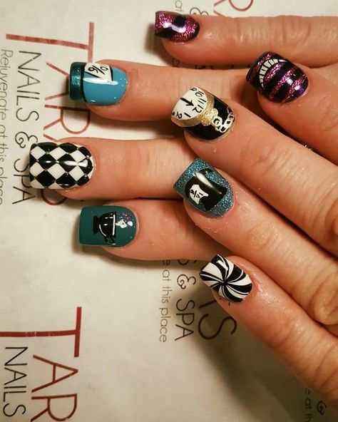 Alice in Wonderland- Mad Hatter - Cheshire Cat Halloween Nail Design Mad Hatter Nails, Alice In Wonderland Horror, Alice Nails, Cheshire Cat Halloween, Alice In Wonderland Nails, Cat Nail Designs, Holiday Nails Diy, Wonderland Nails, Halloween Nail Design