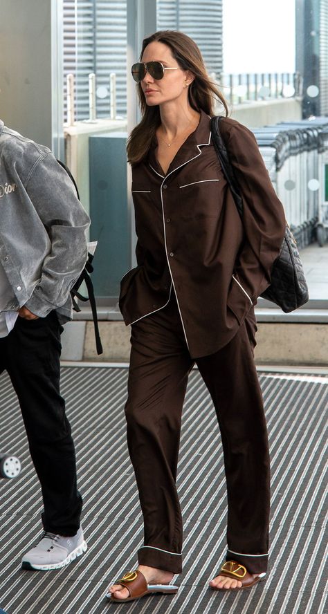 Angelina Jolie in silk pajamas at the airport Silk Pyjama Outfit, Pajamas Aesthetic, Angelina Jolie Style, Pajama Outfit, Play Clothes, Pajama Outfits, Silk Set, Silk Outfit, At The Airport