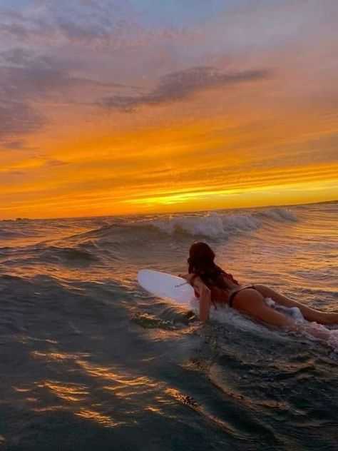 Surf Life Aesthetic, Surfing Aesthetic Wallpaper, Retro Surf Aesthetic, Surfing Pics, Beach Pictures Ideas, Surf Pictures, Surfing Aesthetic Girl, Best Beach Poses, Surf Pics