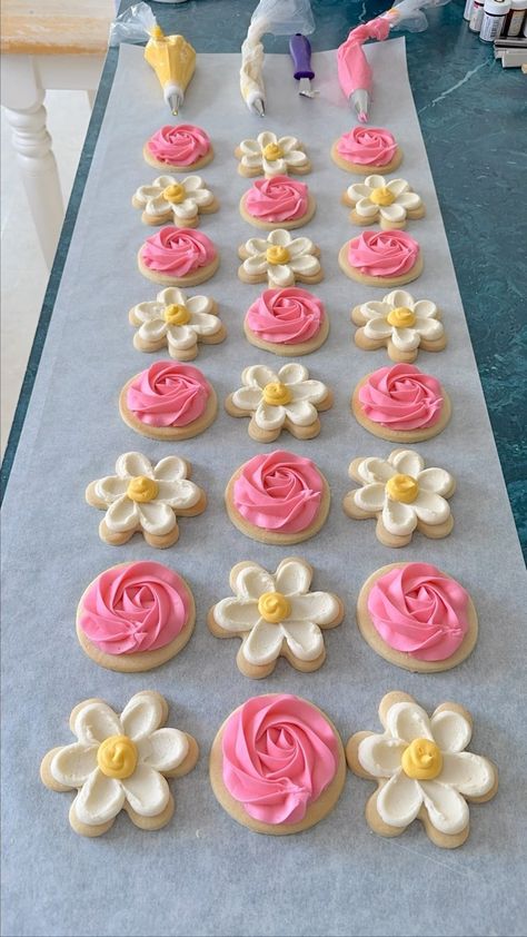 Goodies- Sweets&Treats on Instagram: “BEAUTIFUL and SIMPLE buttercream flower cookies! I used wilton tips 10 (daisies) and 1M (roses), knife and icing colors to create these. 🌼💗” Buttercream Daisy Cookies, Buttercream Icing Cookie Decorating, Cookies With Flowers On Them, Flower Themed Treats, Buttercream Cutout Cookies, Mother’s Day Sugar Cookies Buttercream, Spring Cut Out Cookies, Aesthetic Cookie Decorating, Spring Cookies Decorated Simple