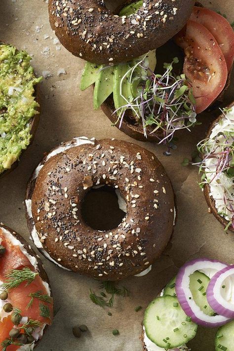 Pumpernickel Bagel, Rye Bagels, Bagel Recipe Easy, Bagels Recipe, Sourdough Bagels, Homemade Bagels, Bagel Sandwich, Black Russian, Bagel Shop