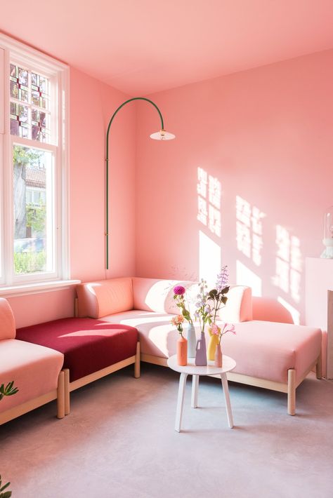 In the Zilverblauw Founders' Netherlands Home, No Color Is Off-Limits | Architectural Digest Vase Project, Pink Living Room, Color Crush, Pink Interior, Pink Room, Beautiful Living Rooms, New Living Room, Decoration Design, 인테리어 디자인