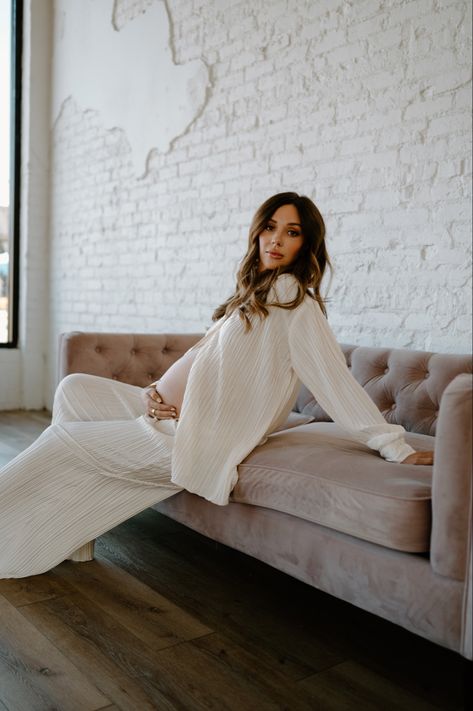 Sofa Maternity Shoot, Pant Suit Maternity Photoshoot, Maternity Photo Shoot White Button Up, Maternity Photoshoot Outfits Studio, Blazer Maternity Photoshoot, Babybump Photoshoot, Studio Maternity Shoot, Maternity Picture Outfits, Maternity Two Piece