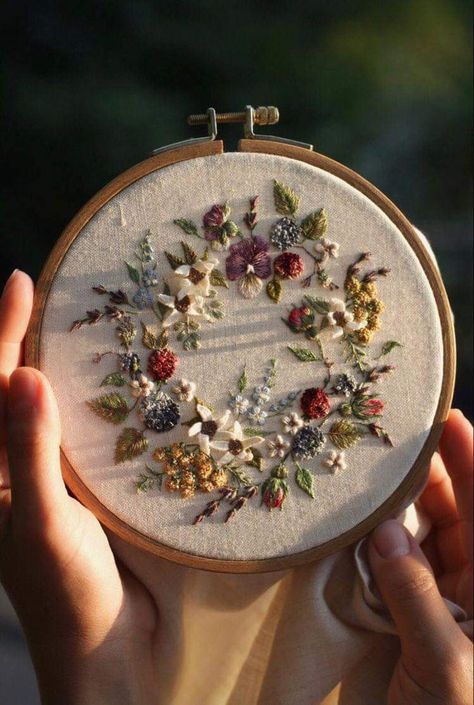 Cute Floral Embroidery, Embroidery Fine Art, Embroidering Aesthetic, Cross Stitching Aesthetic, Embroidery Aesthetic Vintage, Embroidery Inspiration Aesthetic, Embording Ideas, Broderie Aesthetic, Embroidery Inspiration Ideas