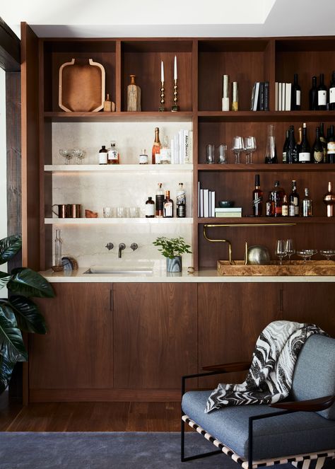 This Cool, California Home Isn’t Your Typical Bachelor Pad Bachelor Pad Decor, Bookcase Bar, Modern Home Bar, Home Bar Design, Decor Eclectic, Home Bar Designs, Bachelor Pad, Basement Bar, Wet Bar