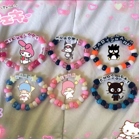 Hello Kitty And Friends Bracelets, Matching Sanrio Bracelets, Cute Bracelet Ideas Pink, Kuromi Clay Bead Bracelet, Hello Kitty Pony Bead Bracelet, Bracelet Pattern Ideas Beads, Ashnikko Bracelet, Bracelet Ideas Sanrio, Kiki And Lala Bracelets