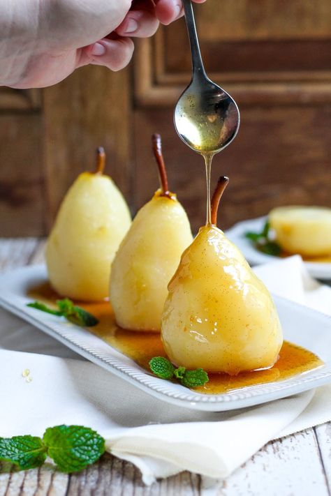 Spiced white wine poached pears being drizzled with their white wine reduction Pear Garnish, Poached Fruit, Poached Pears Recipe, Fruits Recipes, Wine Poached Pears, Baked Pears, Spiced Pear, Dessert Simple, Poached Pears