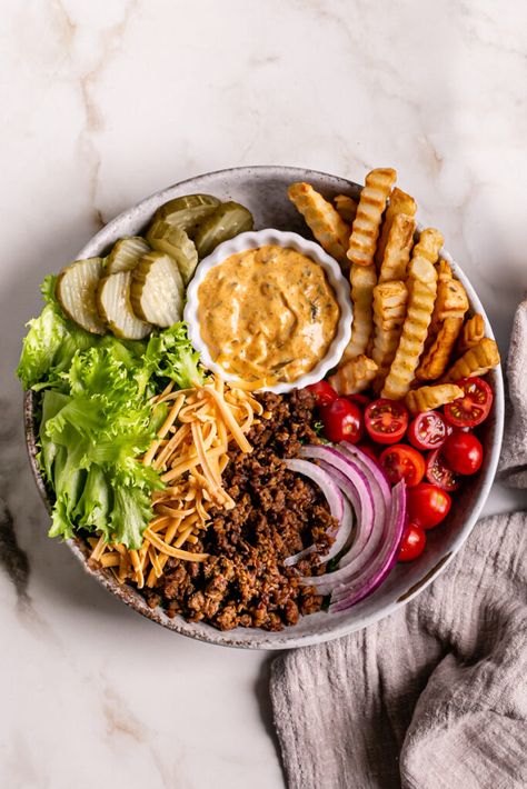 Plant Based Kitchen, Vegan Pizza Bowl, Vegetarian Burger Bowl, Vegan Burger Salad, Vegan Burger Bowl, Veggie Burger Bowl, Vegan Bowls Easy, Unique Vegan Recipes, Cheeseburger Salad Bowl