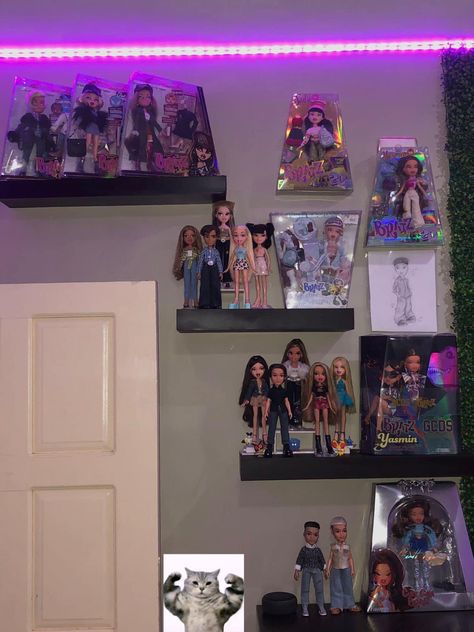 Bratz Bedroom Ideas, Bratz Doll Collection Display, Barbie Collection Room, Bratz Doll Display, Barbie Collection Display Ideas, Bratz Room Ideas, Bratz Room Aesthetic, Bratz Inspired Bedroom, Bratz Decor