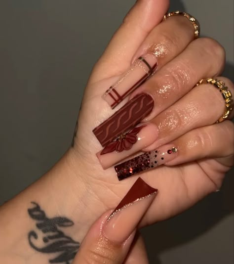 Fall November Nails 2024, Burgundy Acrylic Nails Square, Cute Thanksgiving Nails Acrylic Long, Fall Acrylic Nails Burgundy, Square November Nails, Cute Fall Sets Nails, Brown Set Nails, Fall Christmas Nail Designs, Maroon Brown Nails