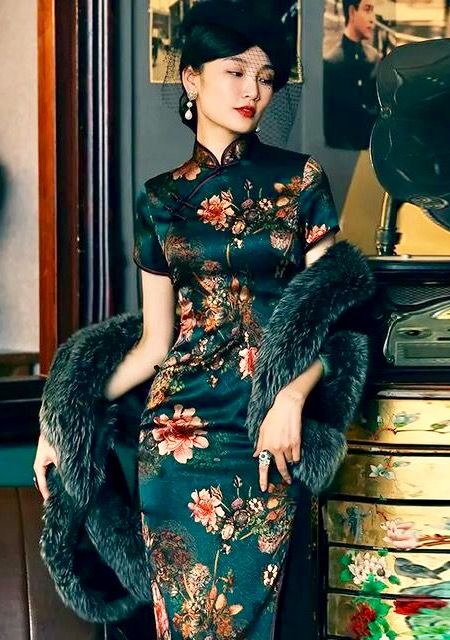 Chinese Dress Modern, Traditional Qipao, Chinese New Year Outfit, Chinese Wedding Dress, Chinese Style Dress, White Bridesmaid Dresses, Green Velvet Dress, Disco Dress, Qipao Dress