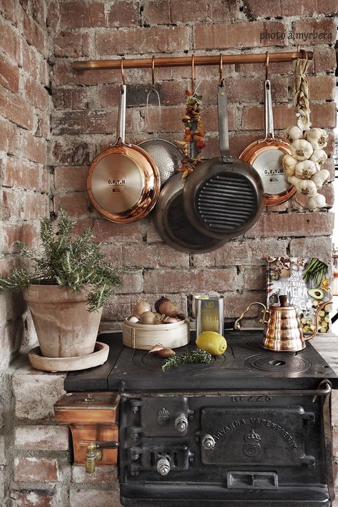 Rustic cottage kitchen, cast iron stove, copper kitchenware, exposed brick wall. January Decor, Koti Diy, Dreamy Decor, Old Stove, Deco Champetre, Tv Decor, Stunning Kitchens, Kitchen Remodel Idea, Decor Rustic