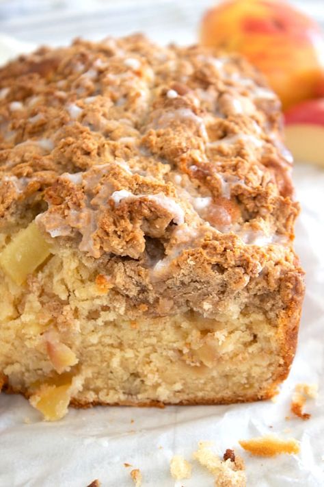 A delicious cinnamon apple bread made with fresh apples. Cinnamon Apple Bread, Pear Bread, Apple Bread Recipe, Apple Cinnamon Bread, Apple Fritter Bread, Crunch Recipe, Apple Streusel, Fruit Bread, Apple Bread