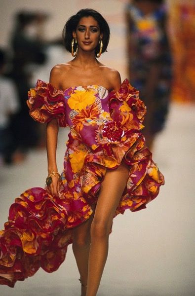 90s Runway Fashion, Runway Fashion Couture, Vintage Runway, Exotic Fashion, Claudia Schiffer, Naomi Campbell, Glam Dresses, Kate Moss, Fashion History