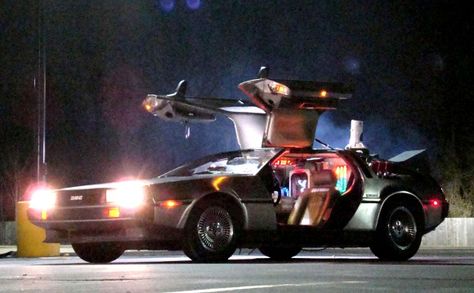 back to the future delorean - Google Search Famous Movie Cars, Dmc Delorean, Delorean Time Machine, The Future Movie, Tv Cars, Future Videos, Marty Mcfly, The Time Machine, Cars Movie