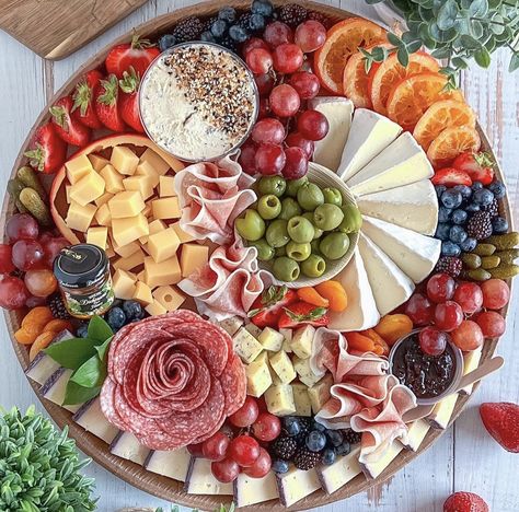 Deserturi Raw Vegan, Charcuterie Board Meats, Charcuterie Appetizers, Amazing Food Platters, Decorações Com Comidas, Snack Platter, Party Food Buffet, Catering Ideas Food, Charcuterie Inspiration