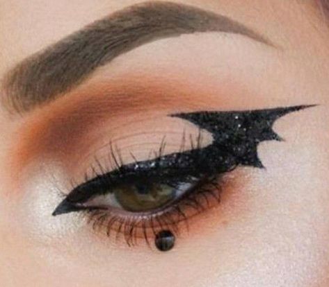 Batman eyeliner 🦇 Batgirl Costume Makeup, Halloween Makeup Black Eyes, Eyeliner Looks For Halloween, Cute Halloween Eyeliner Looks, Cool Halloween Eyeliner, Batman Makeup Look, October Eyeliner Looks, Black Eyeliner Halloween Makeup, Halloween Eye Makeup Simple