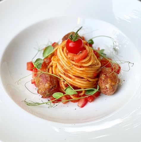 Italian Food Plating, Spagetti Plating, Pasta Presentation Ideas, Spaghetti Plating Ideas, Pasta Plating Ideas, Gourmet Pasta Plating, Plating Food Presentation, Pasta Plating, Fancy Spaghetti