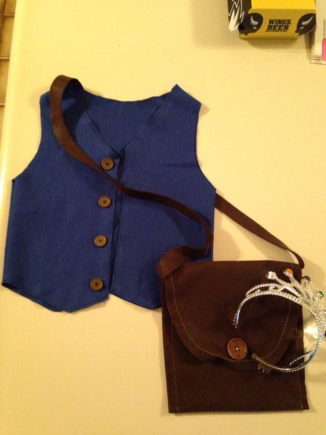 DIY Flynn Rider costume Flynn Rider Inspired Outfit, Flynn Rider Outfit For Men, Female Flynn Rider Costume, Flynn Rider Outfit, Diy Flynn Rider Vest, Flynn Rider Costume, Rapunzel Party, Tangled Party, Costumes Diy