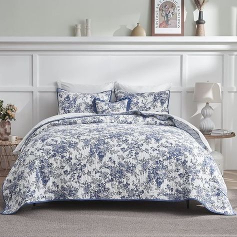 Premium Cotton Quilt Set: Crafted with 100% cotton, our 5-piece bedding set is designed to provide the utmost comfort and breathability. White Bed Covers, Floral Bedspread, Blue Comforter Sets, Floral Bedding Sets, Cotton Quilt Set, Printed Bedding, Lightweight Bedding, Floral Bedding, Floral Quilt