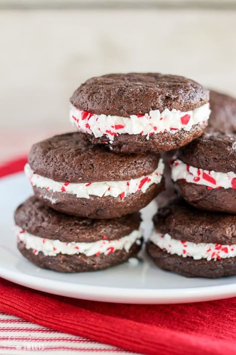 Peppermint Whoopie Pies, Quick Christmas Recipes, Breakfast Ideas Christmas, Soft Chocolate Cake, Red Velvet Whoopie Pies, Chocolate Whoopie Pies, Crushed Peppermint, Creamy Frosting, Classic Cookies Recipes