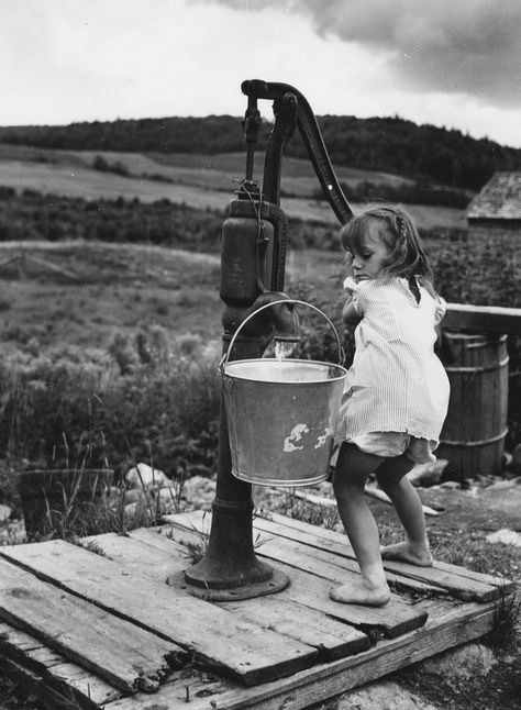 +~+~ Vintage Photograph ~+~+  Young girl gathering water from the pump well.  Aroostook County, Maine, 1942 Farm Security, Old Water Pumps, Aroostook County, Girls Pumps, Vintage Farm, Old Photographs, Foto Vintage, Foto Art, Photo Vintage