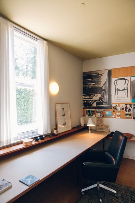 Finn Juhl House, Home Office Setup, A Desk, Home Office Design, Interior Inspo, Decoration Table, Home Office Decor, Office Design, Home Interior