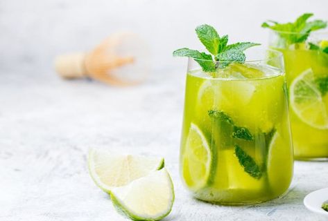 Prueba este delicioso cóctel japonés con sake y matcha Matcha Lemonade Recipe, Matcha Cocktail, Matcha Tea Recipes, Cool Lime, Matcha Lemonade, Irish Tea, Matcha Recipe, Iced Matcha, Summer Wines