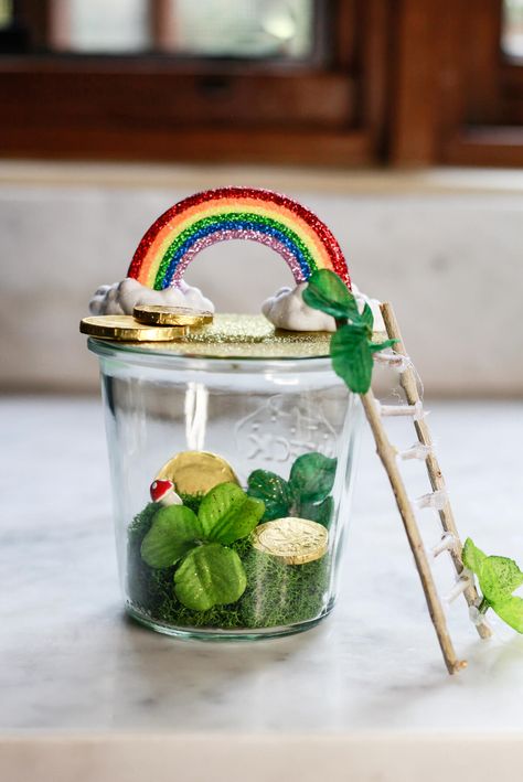 Easy Leprechaun Trap, Make A Leprechaun Trap, Leprechaun Trap Ideas, Make A Leprechaun, St. Patrick's Day Diy, Weck Jars, Lucky Charms Cereal, St Patricks Crafts, Green Wrapping Paper