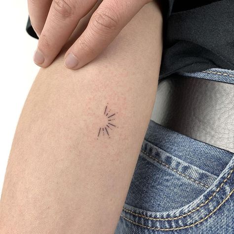 Tiny Sun Tattoo, Simple Sun Tattoo, Tattoo Sonne, Sunset Tattoos, Boho Tattoos, Sun Tattoos, Sun Tattoo, Diy Tattoo, Small Tattoo Designs