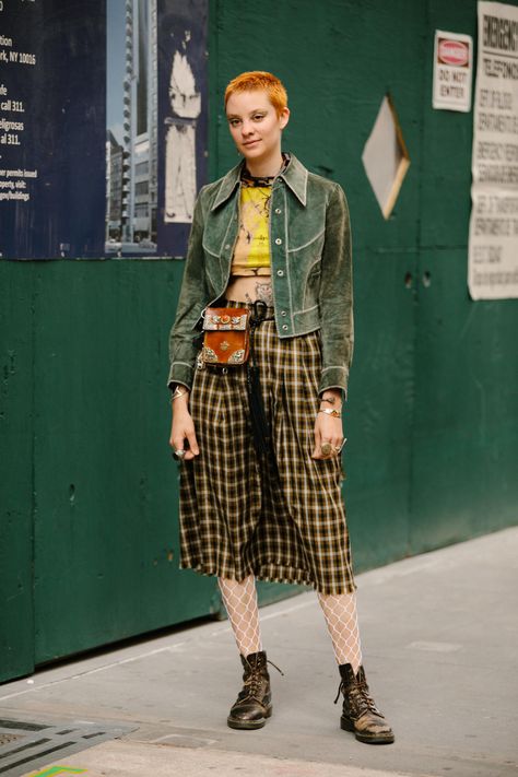 Mismatched Fashion Outfits, Gender Less Fashion, Colourful Punk Fashion, Layering Textures Fashion, Colorful Alt Fashion, Hot Weather Fashion, Futch Fashion, Queer Punk, Artsy Fashion