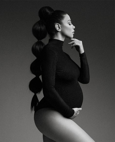 Lola Melani, Maternity Silhouette, Maternity Studio, Beautiful Pregnancy, Maternity Inspiration, Pregnant Celebrities, Maternity Photography Poses, Family Portrait Photography, Maternity Poses