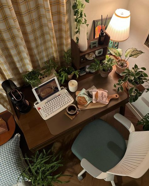 Brown Dorm Room, Wooden Desk Aesthetic, Room Goals, Room Desk, Cozy Room Decor, Aesthetic Rooms, Pretty Room, Dreamy Room, Dream Room Inspiration