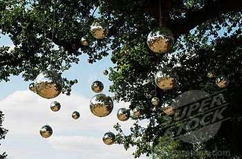 Disco balls in trees- festival style Garden Wedding Theme Ideas, Secret Garden Wedding Theme, Garden Wedding Theme, Secret Garden Party, Garden Night, Night Picnic, Secret Garden Parties, Garden Party Theme, Wedding Theme Ideas