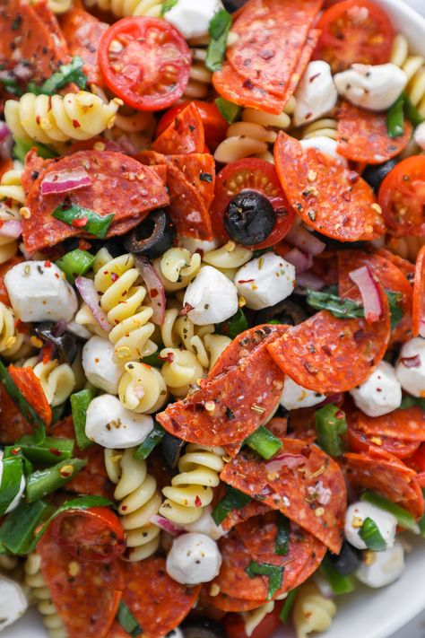 Easy Pizza Pasta Salad - Kalefornia Kravings Healthy Salad Recipes For Dinner, Easy Pizza Pasta, Kalefornia Kravings, Man Meals, Pizza Pasta Salad, Salad For Dinner, Cold Salads, Potato Salads, Meat Lovers Pizza