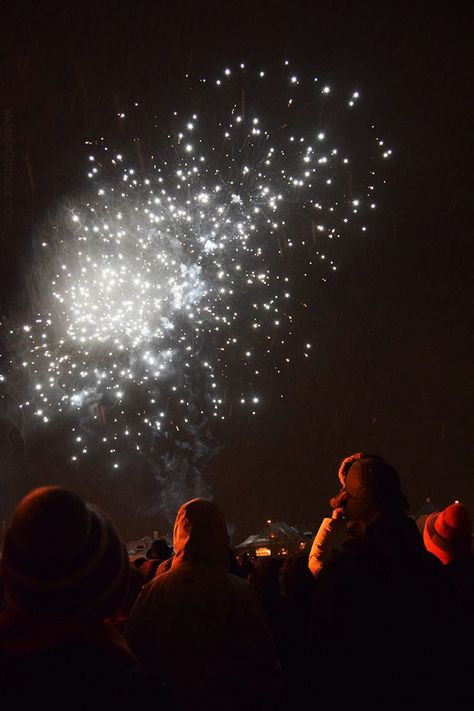 Natal, People Watching Fireworks, New Years Aesthetic, Iceland Christmas, Photo Of People, Celebrating New Year, City In Europe, Watching Fireworks, Best Cities In Europe