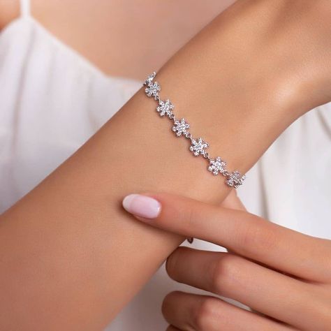 Braslet For Girl, Bracelets Silver Simple For Women, Silver Bracelet For Women Simple, White Gold Bracelet Women, Leavers 2023, Korean Bracelet, Precious Stones Bracelet, Silver Bracelet Designs, Bracelets Simple