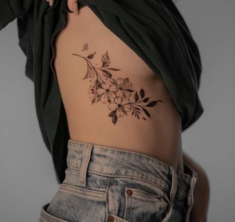 Simple Tattoo Ideas, Floral Back Tattoos, Maching Tattoos, Rib Tattoos For Women, Tattoos To Cover Scars, Ribcage Tattoo, Petite Tattoos, Stomach Tattoos, Stylist Tattoos