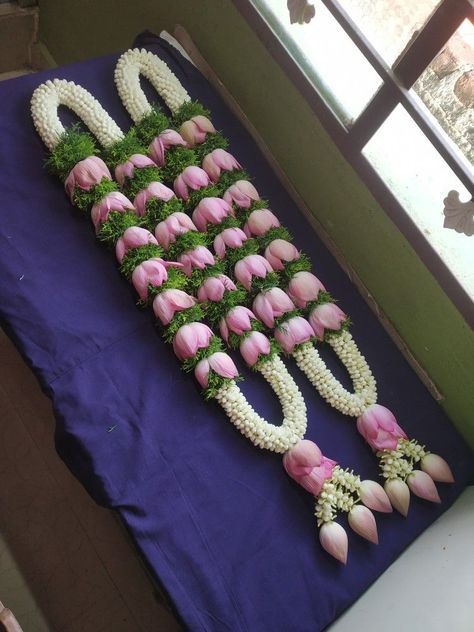 Garland For Indian Wedding, Simple Garlands Indian Wedding, Lotus Flower Varmala, Lotus Garlands Wedding, Lotus Flower Mala For Wedding, Simple Wedding Garland, Lotus Varmala Designs, Lotus Varmala Indian Weddings, Latest Garlands For Wedding