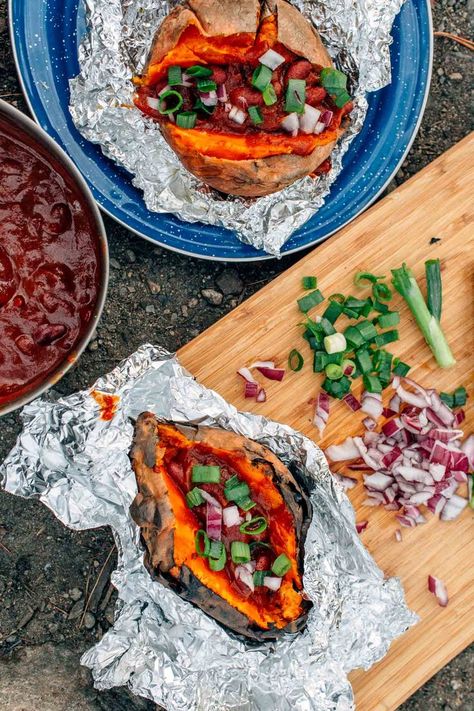 These campfire foil sweet potatoes stuffed with chili are a hearty camping meal. Camping Food | Camping Meals | Camping ideas Vegan Camping Food, Camping Food Ideas, Camping Food Make Ahead, Healthy Breakfast Bowl, Camping Food List, Healthy Camping Food, Camping Hacks Food, Tabbouleh Salad, Camping Dinners